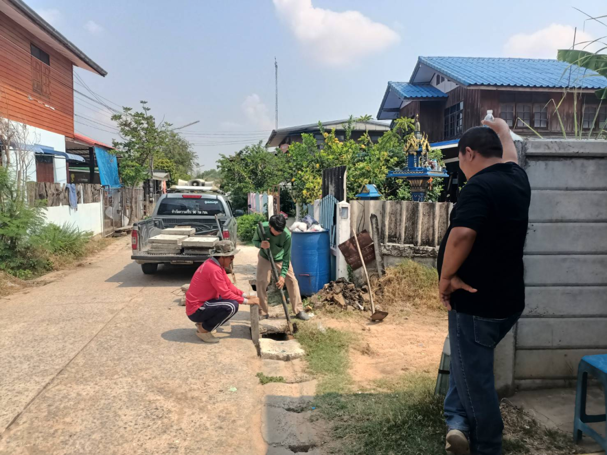 กองช่างเทศบาลตำบลพันดุง ดำเนินการซ่อมแซมฝาปิดท่อระบาย-รางระบายน้ำทิ้ง  ภายในหมู่บ้าน/ชุมชน ตำบลพันดุง