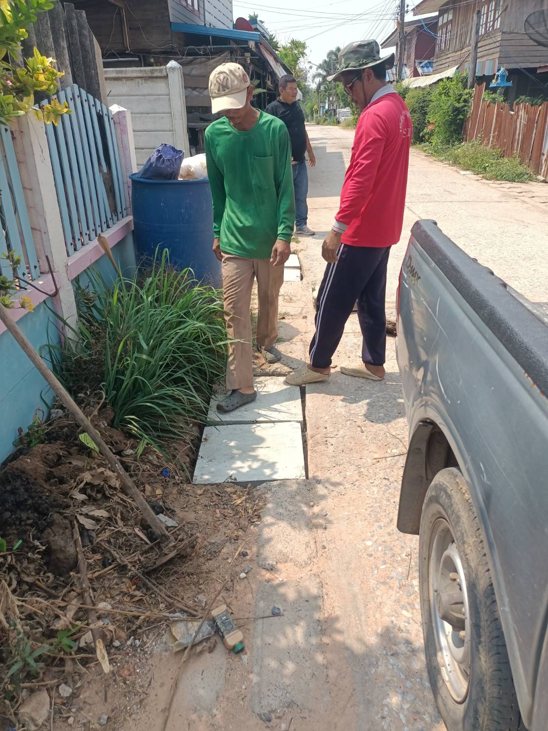 กองช่างเทศบาลตำบลพันดุง ดำเนินการซ่อมแซมฝาปิดท่อระบาย-รางระบายน้ำทิ้ง  ภายในหมู่บ้าน/ชุมชน ตำบลพันดุง