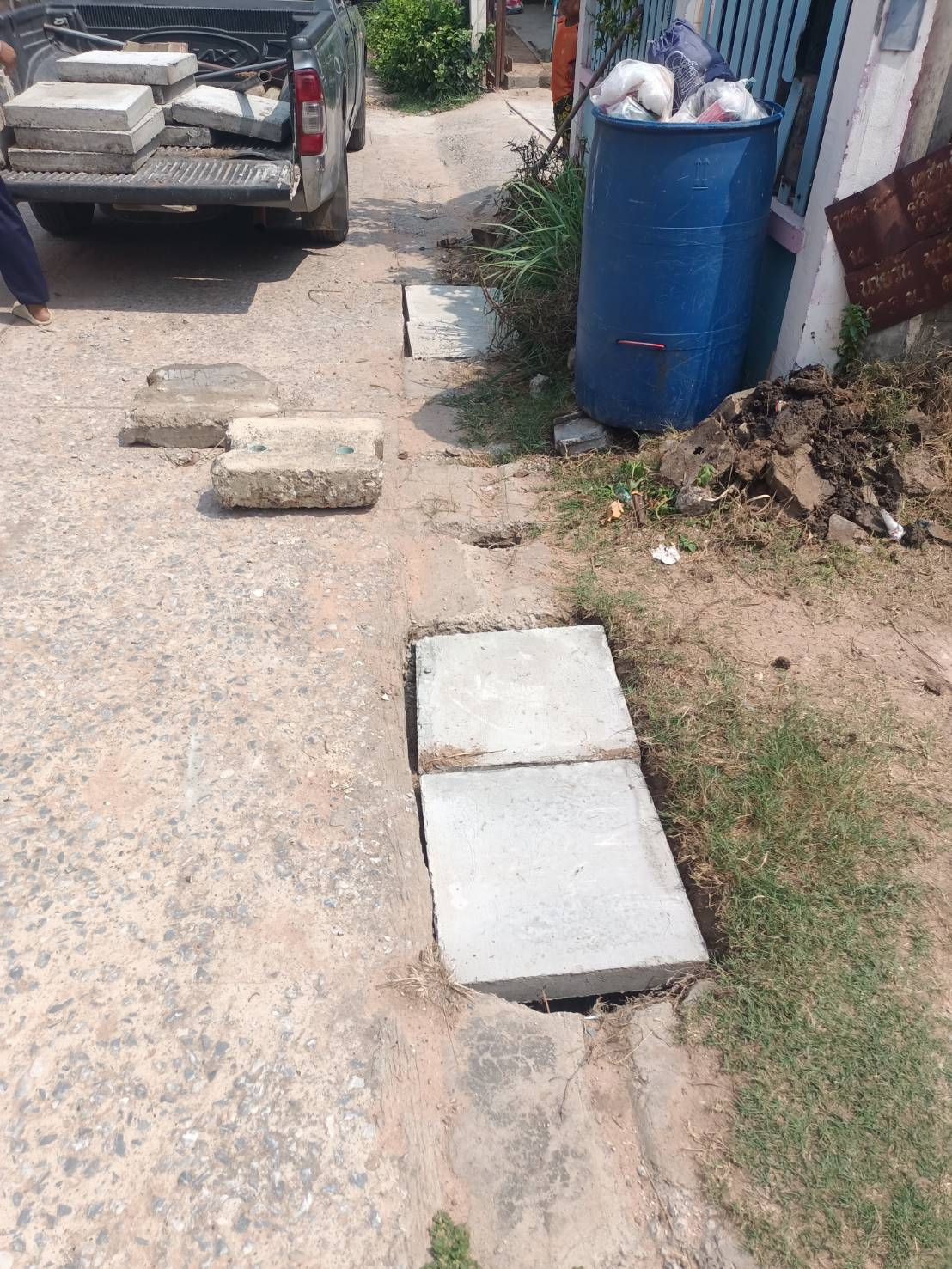 กองช่างเทศบาลตำบลพันดุง ดำเนินการซ่อมแซมฝาปิดท่อระบาย-รางระบายน้ำทิ้ง  ภายในหมู่บ้าน/ชุมชน ตำบลพันดุง