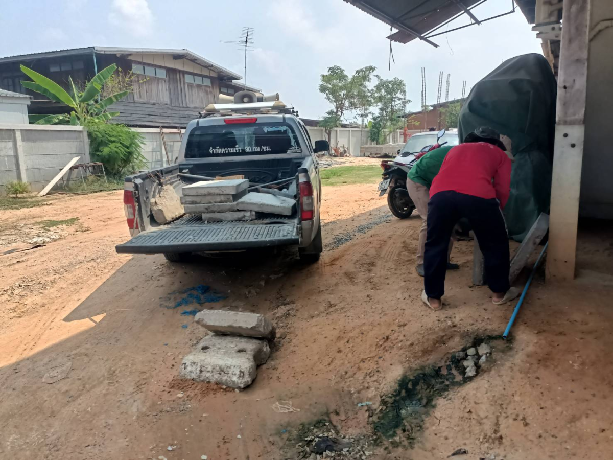 กองช่างเทศบาลตำบลพันดุง ดำเนินการซ่อมแซมฝาปิดท่อระบาย-รางระบายน้ำทิ้ง  ภายในหมู่บ้าน/ชุมชน ตำบลพันดุง