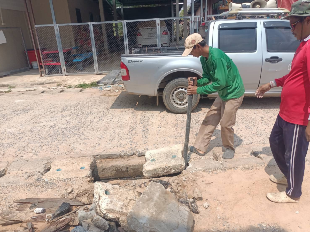 กองช่างเทศบาลตำบลพันดุง ดำเนินการซ่อมแซมฝาปิดท่อระบาย-รางระบายน้ำทิ้ง  ภายในหมู่บ้าน/ชุมชน ตำบลพันดุง