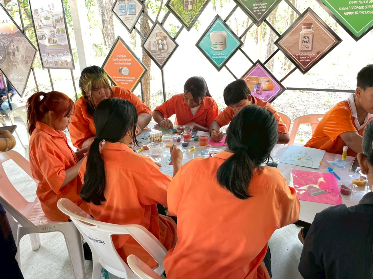 กองการศึกษาฯ เทศบาลตําบลพันดุง  จัดโครงการพัฒนาศักยภาพการศึกษาเรียนรู้ท่องเที่ยวภูมิปัญญาท้องถิ่น ประจำปีงบประมาณ 2569 ณ ศูนย์ท่องเที่ยวและการเรียนรู้อาชีพอำเภอขามทะเลสอ (โรงเรียนบ้านหนองสะแก) ศูนย์เรียนรู้ชุมชน Khorat Geopark.