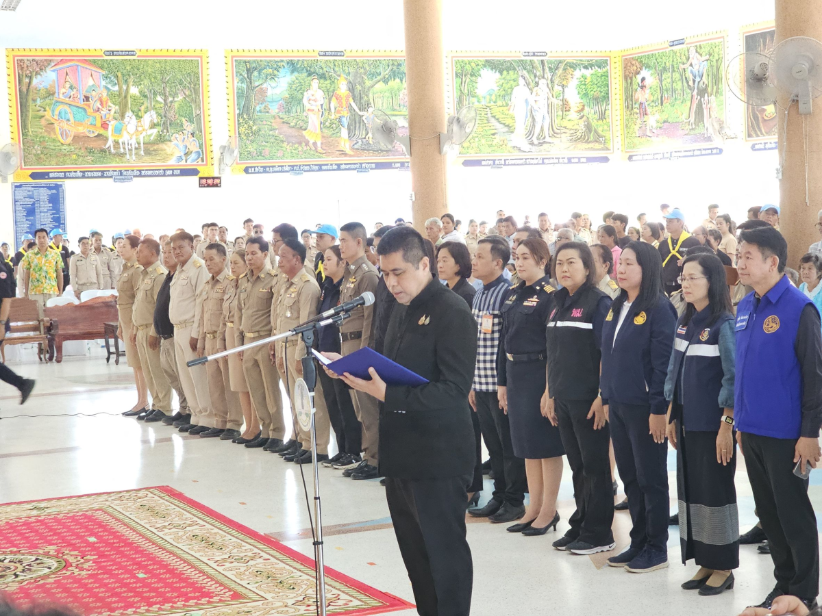 นายเรวัตร งัดสันเทียะ นายกเทศมนตรีตำบลพันดุง พร้อมด้วยคณะผู้บริหารสมาชิกสภาเทศบาลพนักงานเทศบาล ร่วมต้อนรับ นายอนุพงศ์ สุขสมนิตย์ ผู้ว่าราชการจังหวัดนครราชสีมา นายสมภพ มุกดาสนิท นายอำเภอขามทะเลสอ พร้อมด้วยส่วนราชการต่างๆ ภายในจังหวัดนครราชสีมา ในการดำเนินโครงการ สร้างเสริมความจงรักภักดีต่อสถาบัน บำบัดทุกข์ บำรุงสุข สร้างรอยยิ้มให้ประชาชน ประจำปีงบประมาณพ.ศ. 2569 ณ วัดบ้านพันดุง หมู่ที่ 1 ตำบลพันดุง อำเภอขามทะเลสอ จังหวัดนครราชสีม