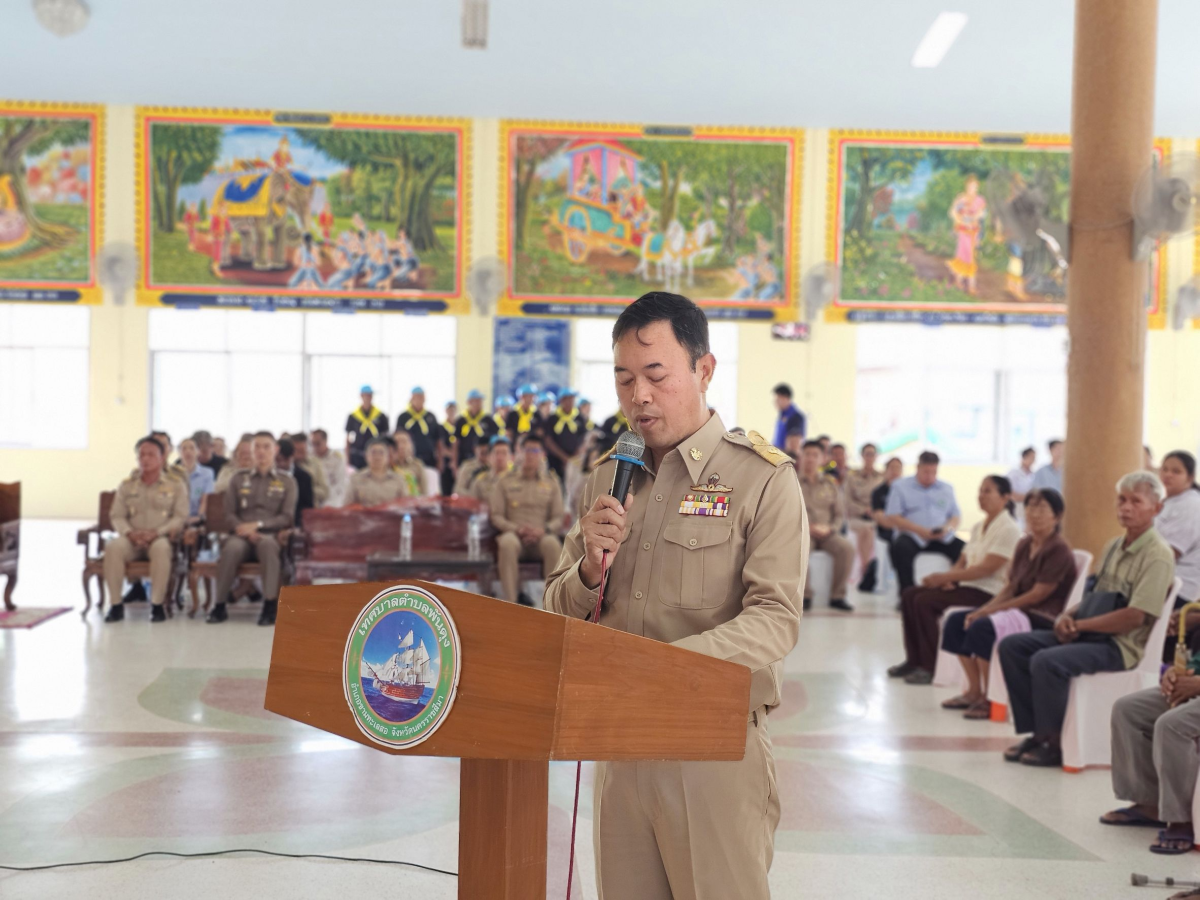 นายเรวัตร งัดสันเทียะ นายกเทศมนตรีตำบลพันดุง พร้อมด้วยคณะผู้บริหารสมาชิกสภาเทศบาลพนักงานเทศบาล ร่วมต้อนรับ นายอนุพงศ์ สุขสมนิตย์ ผู้ว่าราชการจังหวัดนครราชสีมา นายสมภพ มุกดาสนิท นายอำเภอขามทะเลสอ พร้อมด้วยส่วนราชการต่างๆ ภายในจังหวัดนครราชสีมา ในการดำเนินโครงการ สร้างเสริมความจงรักภักดีต่อสถาบัน บำบัดทุกข์ บำรุงสุข สร้างรอยยิ้มให้ประชาชน ประจำปีงบประมาณพ.ศ. 2569 ณ วัดบ้านพันดุง หมู่ที่ 1 ตำบลพันดุง อำเภอขามทะเลสอ จังหวัดนครราชสีม