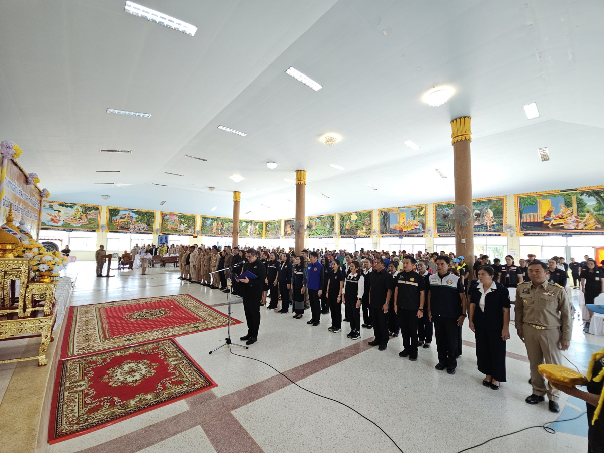 นายเรวัตร งัดสันเทียะ นายกเทศมนตรีตำบลพันดุง พร้อมด้วยคณะผู้บริหารสมาชิกสภาเทศบาลพนักงานเทศบาล ร่วมต้อนรับ นายอนุพงศ์ สุขสมนิตย์ ผู้ว่าราชการจังหวัดนครราชสีมา นายสมภพ มุกดาสนิท นายอำเภอขามทะเลสอ พร้อมด้วยส่วนราชการต่างๆ ภายในจังหวัดนครราชสีมา ในการดำเนินโครงการ สร้างเสริมความจงรักภักดีต่อสถาบัน บำบัดทุกข์ บำรุงสุข สร้างรอยยิ้มให้ประชาชน ประจำปีงบประมาณพ.ศ. 2569 ณ วัดบ้านพันดุง หมู่ที่ 1 ตำบลพันดุง อำเภอขามทะเลสอ จังหวัดนครราชสีม