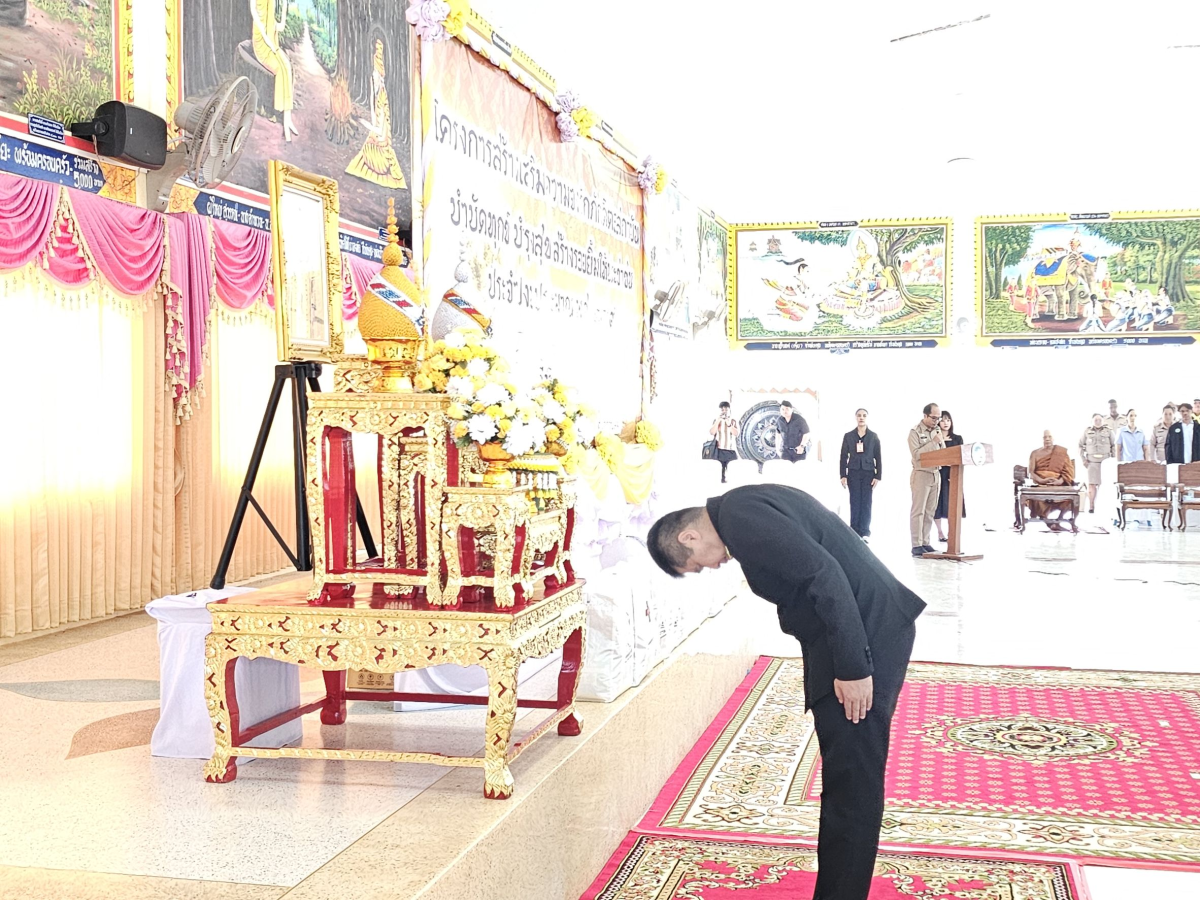 นายเรวัตร งัดสันเทียะ นายกเทศมนตรีตำบลพันดุง พร้อมด้วยคณะผู้บริหารสมาชิกสภาเทศบาลพนักงานเทศบาล ร่วมต้อนรับ นายอนุพงศ์ สุขสมนิตย์ ผู้ว่าราชการจังหวัดนครราชสีมา นายสมภพ มุกดาสนิท นายอำเภอขามทะเลสอ พร้อมด้วยส่วนราชการต่างๆ ภายในจังหวัดนครราชสีมา ในการดำเนินโครงการ สร้างเสริมความจงรักภักดีต่อสถาบัน บำบัดทุกข์ บำรุงสุข สร้างรอยยิ้มให้ประชาชน ประจำปีงบประมาณพ.ศ. 2569 ณ วัดบ้านพันดุง หมู่ที่ 1 ตำบลพันดุง อำเภอขามทะเลสอ จังหวัดนครราชสีม