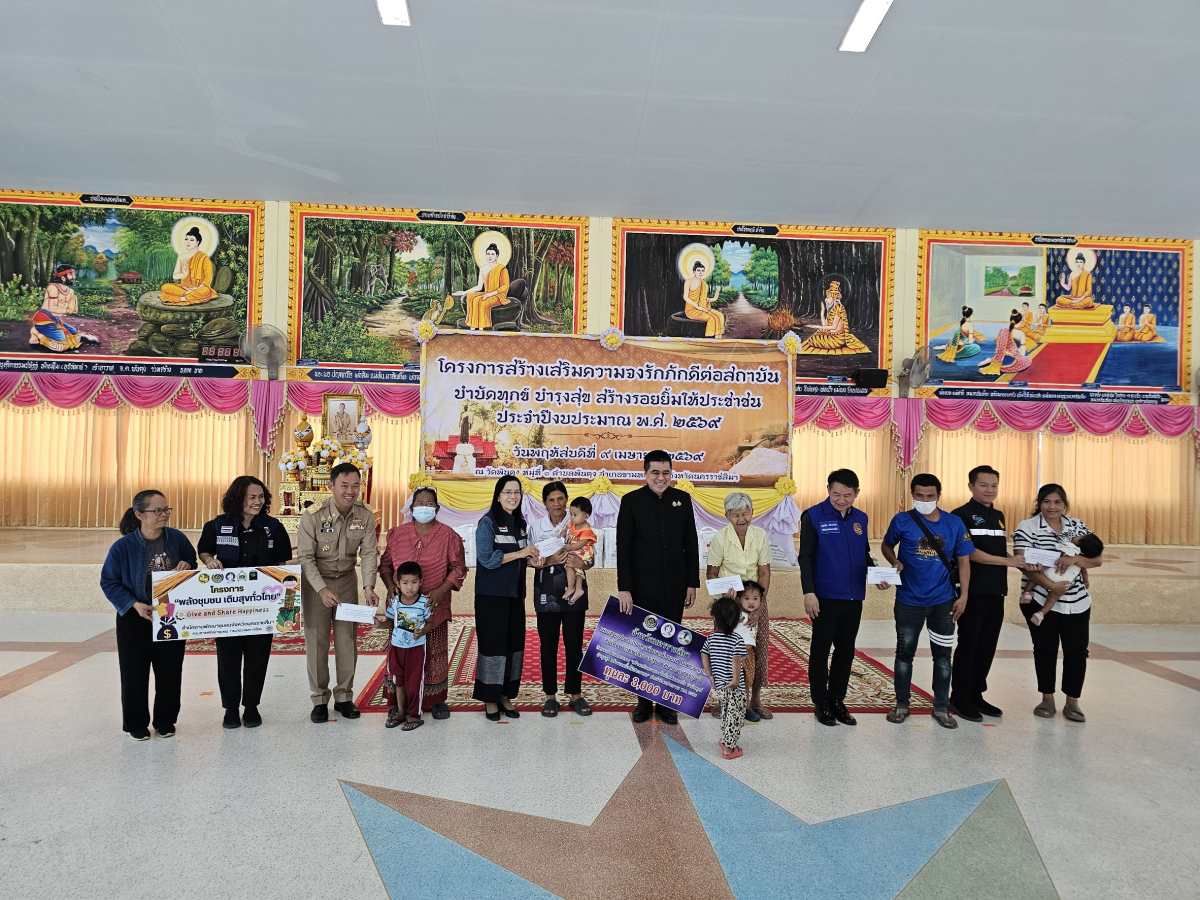 นายเรวัตร งัดสันเทียะ นายกเทศมนตรีตำบลพันดุง พร้อมด้วยคณะผู้บริหารสมาชิกสภาเทศบาลพนักงานเทศบาล ร่วมต้อนรับ นายอนุพงศ์ สุขสมนิตย์ ผู้ว่าราชการจังหวัดนครราชสีมา นายสมภพ มุกดาสนิท นายอำเภอขามทะเลสอ พร้อมด้วยส่วนราชการต่างๆ ภายในจังหวัดนครราชสีมา ในการดำเนินโครงการ สร้างเสริมความจงรักภักดีต่อสถาบัน บำบัดทุกข์ บำรุงสุข สร้างรอยยิ้มให้ประชาชน ประจำปีงบประมาณพ.ศ. 2569 ณ วัดบ้านพันดุง หมู่ที่ 1 ตำบลพันดุง อำเภอขามทะเลสอ จังหวัดนครราชสีม