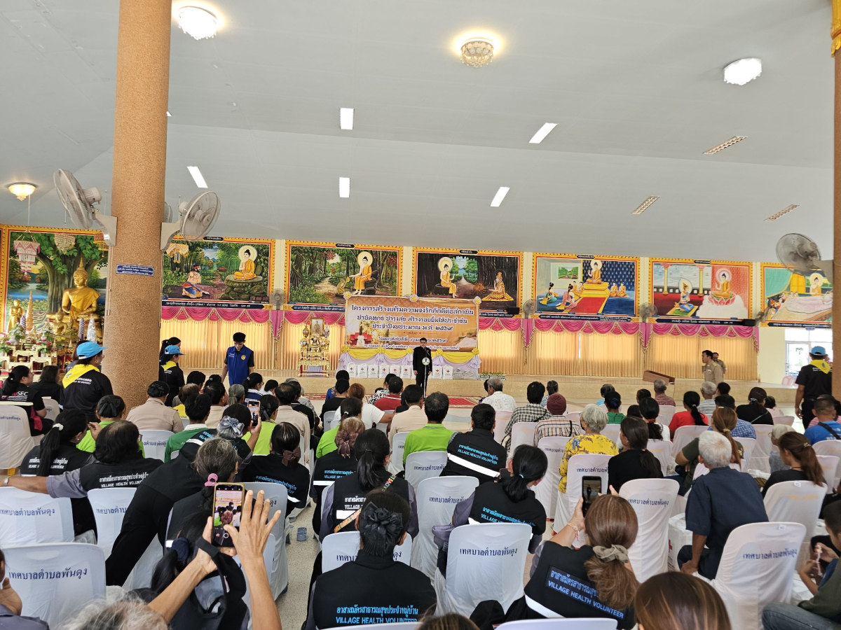 นายเรวัตร งัดสันเทียะ นายกเทศมนตรีตำบลพันดุง พร้อมด้วยคณะผู้บริหารสมาชิกสภาเทศบาลพนักงานเทศบาล ร่วมต้อนรับ นายอนุพงศ์ สุขสมนิตย์ ผู้ว่าราชการจังหวัดนครราชสีมา นายสมภพ มุกดาสนิท นายอำเภอขามทะเลสอ พร้อมด้วยส่วนราชการต่างๆ ภายในจังหวัดนครราชสีมา ในการดำเนินโครงการ สร้างเสริมความจงรักภักดีต่อสถาบัน บำบัดทุกข์ บำรุงสุข สร้างรอยยิ้มให้ประชาชน ประจำปีงบประมาณพ.ศ. 2569 ณ วัดบ้านพันดุง หมู่ที่ 1 ตำบลพันดุง อำเภอขามทะเลสอ จังหวัดนครราชสีม