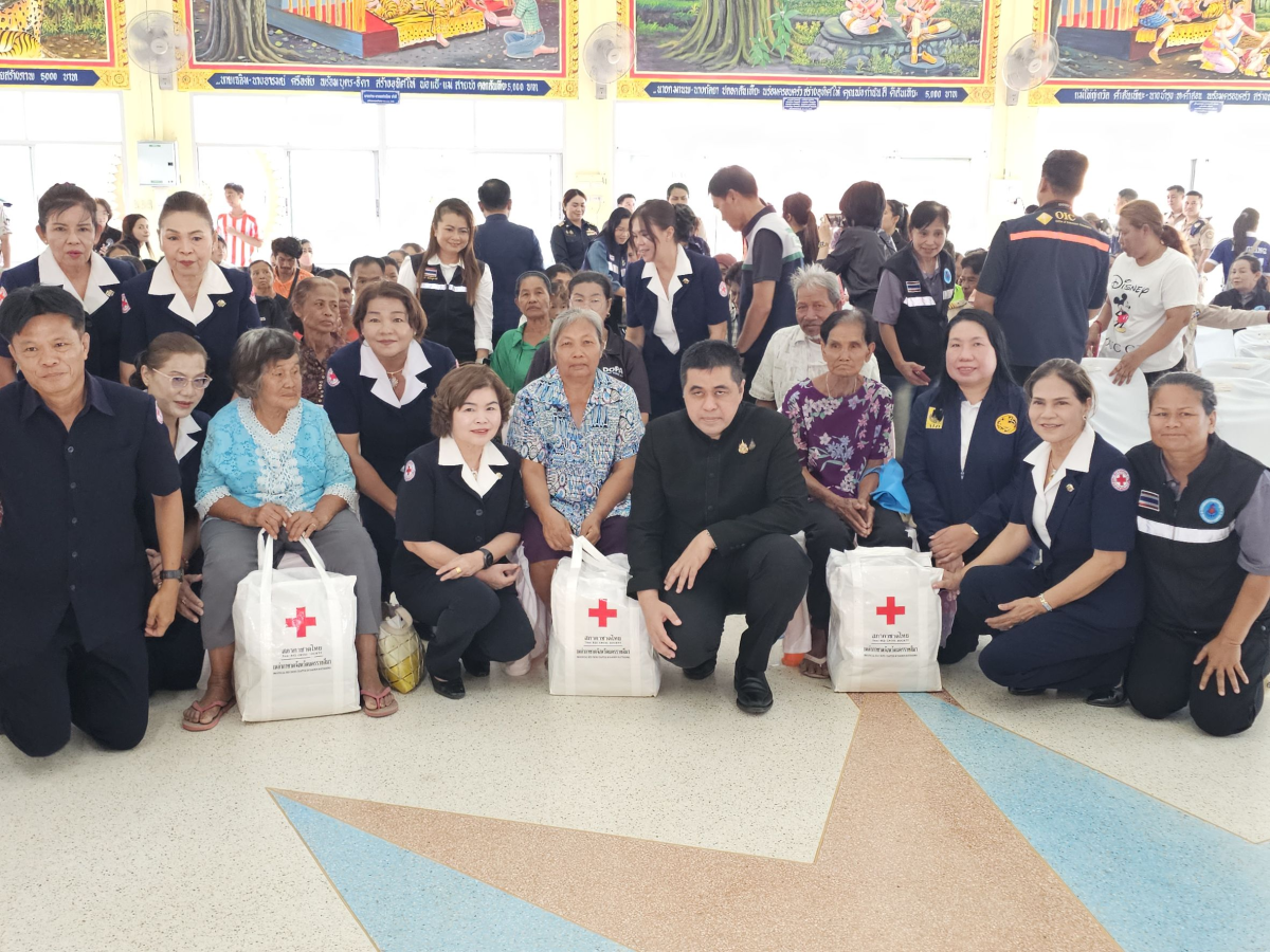 นายเรวัตร งัดสันเทียะ นายกเทศมนตรีตำบลพันดุง พร้อมด้วยคณะผู้บริหารสมาชิกสภาเทศบาลพนักงานเทศบาล ร่วมต้อนรับ นายอนุพงศ์ สุขสมนิตย์ ผู้ว่าราชการจังหวัดนครราชสีมา นายสมภพ มุกดาสนิท นายอำเภอขามทะเลสอ พร้อมด้วยส่วนราชการต่างๆ ภายในจังหวัดนครราชสีมา ในการดำเนินโครงการ สร้างเสริมความจงรักภักดีต่อสถาบัน บำบัดทุกข์ บำรุงสุข สร้างรอยยิ้มให้ประชาชน ประจำปีงบประมาณพ.ศ. 2569 ณ วัดบ้านพันดุง หมู่ที่ 1 ตำบลพันดุง อำเภอขามทะเลสอ จังหวัดนครราชสีม