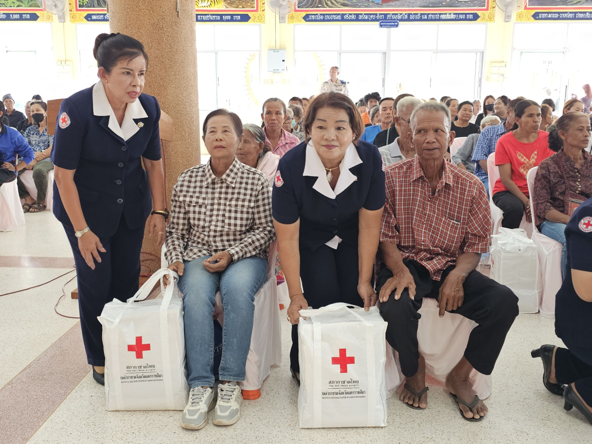 นายเรวัตร งัดสันเทียะ นายกเทศมนตรีตำบลพันดุง พร้อมด้วยคณะผู้บริหารสมาชิกสภาเทศบาลพนักงานเทศบาล ร่วมต้อนรับ นายอนุพงศ์ สุขสมนิตย์ ผู้ว่าราชการจังหวัดนครราชสีมา นายสมภพ มุกดาสนิท นายอำเภอขามทะเลสอ พร้อมด้วยส่วนราชการต่างๆ ภายในจังหวัดนครราชสีมา ในการดำเนินโครงการ สร้างเสริมความจงรักภักดีต่อสถาบัน บำบัดทุกข์ บำรุงสุข สร้างรอยยิ้มให้ประชาชน ประจำปีงบประมาณพ.ศ. 2569 ณ วัดบ้านพันดุง หมู่ที่ 1 ตำบลพันดุง อำเภอขามทะเลสอ จังหวัดนครราชสีม