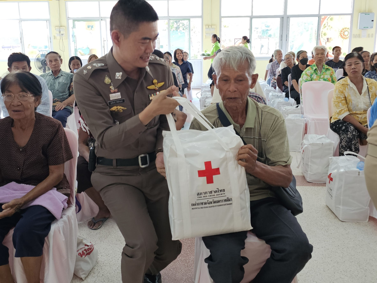 นายเรวัตร งัดสันเทียะ นายกเทศมนตรีตำบลพันดุง พร้อมด้วยคณะผู้บริหารสมาชิกสภาเทศบาลพนักงานเทศบาล ร่วมต้อนรับ นายอนุพงศ์ สุขสมนิตย์ ผู้ว่าราชการจังหวัดนครราชสีมา นายสมภพ มุกดาสนิท นายอำเภอขามทะเลสอ พร้อมด้วยส่วนราชการต่างๆ ภายในจังหวัดนครราชสีมา ในการดำเนินโครงการ สร้างเสริมความจงรักภักดีต่อสถาบัน บำบัดทุกข์ บำรุงสุข สร้างรอยยิ้มให้ประชาชน ประจำปีงบประมาณพ.ศ. 2569 ณ วัดบ้านพันดุง หมู่ที่ 1 ตำบลพันดุง อำเภอขามทะเลสอ จังหวัดนครราชสีม