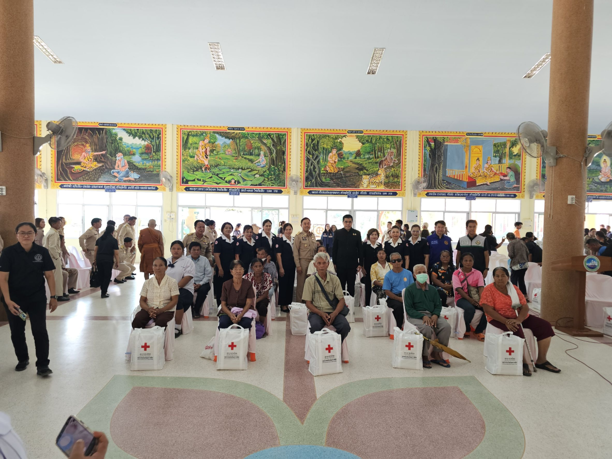 นายเรวัตร งัดสันเทียะ นายกเทศมนตรีตำบลพันดุง พร้อมด้วยคณะผู้บริหารสมาชิกสภาเทศบาลพนักงานเทศบาล ร่วมต้อนรับ นายอนุพงศ์ สุขสมนิตย์ ผู้ว่าราชการจังหวัดนครราชสีมา นายสมภพ มุกดาสนิท นายอำเภอขามทะเลสอ พร้อมด้วยส่วนราชการต่างๆ ภายในจังหวัดนครราชสีมา ในการดำเนินโครงการ สร้างเสริมความจงรักภักดีต่อสถาบัน บำบัดทุกข์ บำรุงสุข สร้างรอยยิ้มให้ประชาชน ประจำปีงบประมาณพ.ศ. 2569 ณ วัดบ้านพันดุง หมู่ที่ 1 ตำบลพันดุง อำเภอขามทะเลสอ จังหวัดนครราชสีม