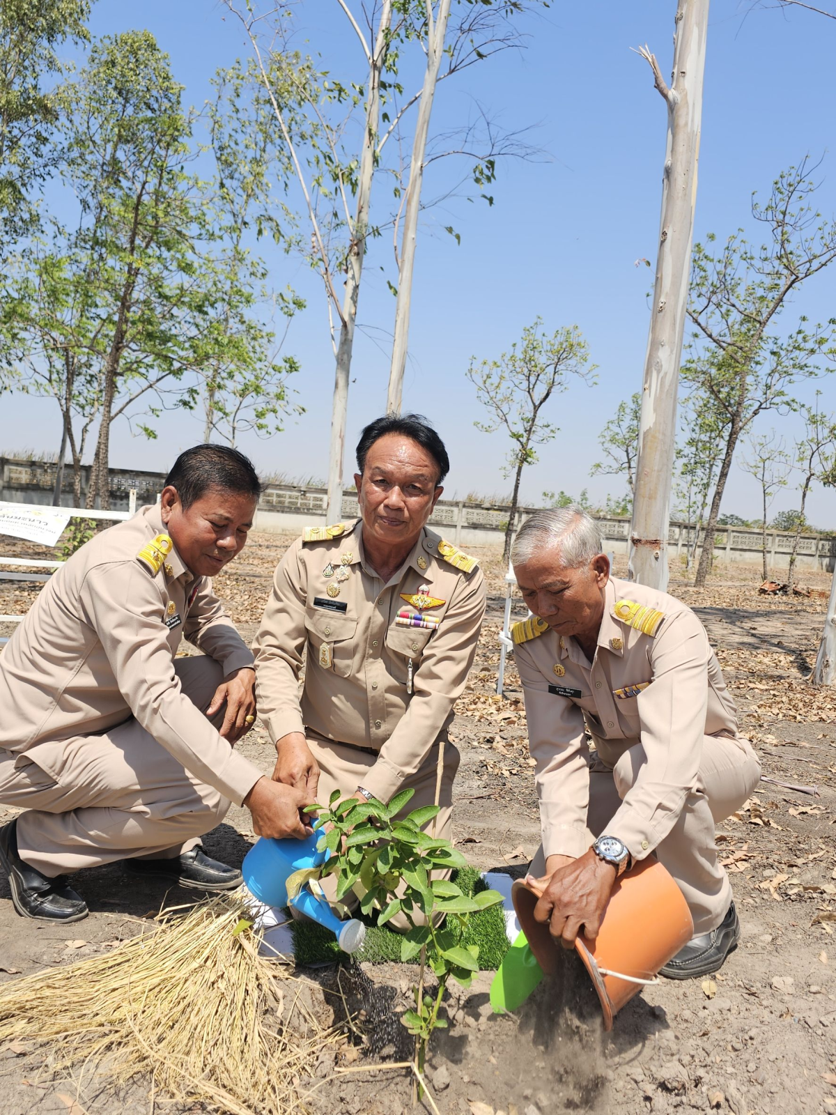 นายเรวัตร งัดสันเทียะ นายกเทศมนตรีตำบลพันดุง พร้อมด้วยคณะผู้บริหารสมาชิกสภาเทศบาลพนักงานเทศบาล ร่วมต้อนรับ นายอนุพงศ์ สุขสมนิตย์ ผู้ว่าราชการจังหวัดนครราชสีมา นายสมภพ มุกดาสนิท นายอำเภอขามทะเลสอ พร้อมด้วยส่วนราชการต่างๆ ภายในจังหวัดนครราชสีมา ในการดำเนินโครงการ สร้างเสริมความจงรักภักดีต่อสถาบัน บำบัดทุกข์ บำรุงสุข สร้างรอยยิ้มให้ประชาชน ประจำปีงบประมาณพ.ศ. 2569 ณ วัดบ้านพันดุง หมู่ที่ 1 ตำบลพันดุง อำเภอขามทะเลสอ จังหวัดนครราชสีม