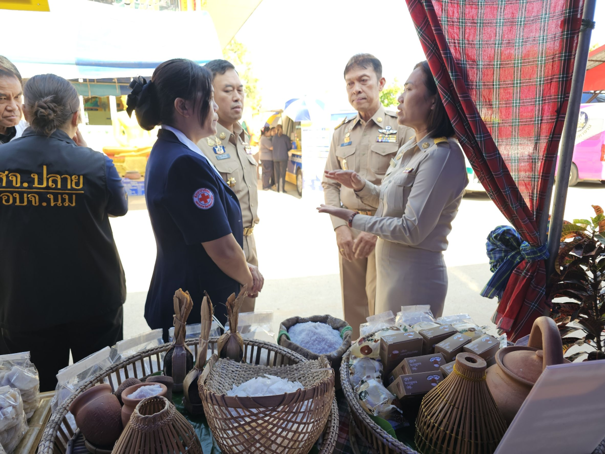 นายเรวัตร งัดสันเทียะ นายกเทศมนตรีตำบลพันดุง พร้อมด้วยคณะผู้บริหารสมาชิกสภาเทศบาลพนักงานเทศบาล ร่วมต้อนรับ นายอนุพงศ์ สุขสมนิตย์ ผู้ว่าราชการจังหวัดนครราชสีมา นายสมภพ มุกดาสนิท นายอำเภอขามทะเลสอ พร้อมด้วยส่วนราชการต่างๆ ภายในจังหวัดนครราชสีมา ในการดำเนินโครงการ สร้างเสริมความจงรักภักดีต่อสถาบัน บำบัดทุกข์ บำรุงสุข สร้างรอยยิ้มให้ประชาชน ประจำปีงบประมาณพ.ศ. 2569 ณ วัดบ้านพันดุง หมู่ที่ 1 ตำบลพันดุง อำเภอขามทะเลสอ จังหวัดนครราชสีม