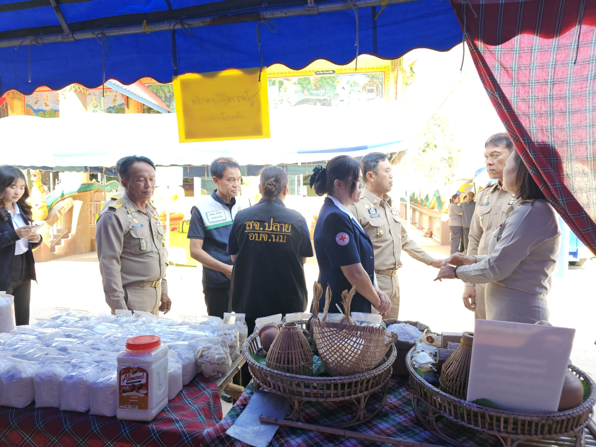 นายเรวัตร งัดสันเทียะ นายกเทศมนตรีตำบลพันดุง พร้อมด้วยคณะผู้บริหารสมาชิกสภาเทศบาลพนักงานเทศบาล ร่วมต้อนรับ นายอนุพงศ์ สุขสมนิตย์ ผู้ว่าราชการจังหวัดนครราชสีมา นายสมภพ มุกดาสนิท นายอำเภอขามทะเลสอ พร้อมด้วยส่วนราชการต่างๆ ภายในจังหวัดนครราชสีมา ในการดำเนินโครงการ สร้างเสริมความจงรักภักดีต่อสถาบัน บำบัดทุกข์ บำรุงสุข สร้างรอยยิ้มให้ประชาชน ประจำปีงบประมาณพ.ศ. 2569 ณ วัดบ้านพันดุง หมู่ที่ 1 ตำบลพันดุง อำเภอขามทะเลสอ จังหวัดนครราชสีม